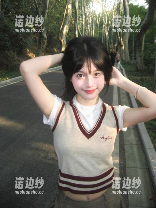 缓缓走进“hl10cool”入口，那股瓜香味扑面而来，真心无法抗拒！