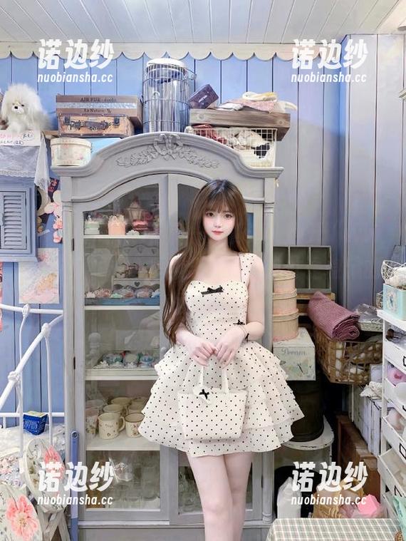 最新一波撕逼，翻开“www.吃瓜”，心里默念，原来这才是隐藏的剧本。