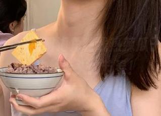 爆料海角在线热辣瓜子，简直越吃越上头的节奏！
