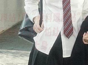 用“黑料爆料站”app就像小心翼翼地抹口红，怕让人看见了又引火上身。