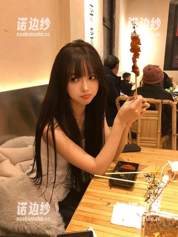 登录黑料网，准备迎接最新的八卦轰炸，就像吃了一颗“惊讶糖”。